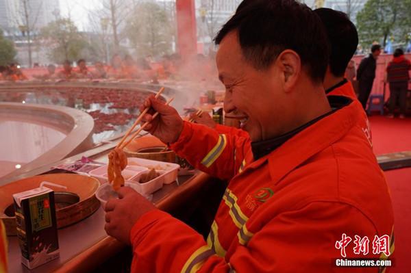 世界之最！環(huán)衛工工享“天下第一大火鍋” 圖片