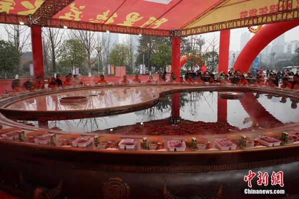世界之最！環(huán)衛工工享“天下第一大火鍋” 圖片