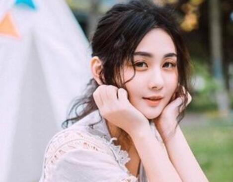 額頭大適合什么劉海？